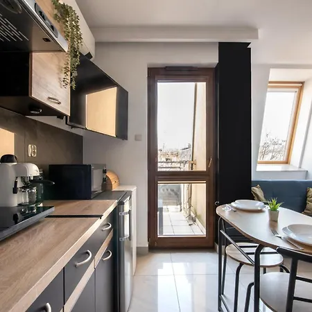 Charming With Air Conditioning For Couples In The Center *